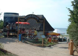 Eine der Imbissmglichkeiten am Schwarzen Busch, im Hintergrund ein Cafe direkt dem Strand.