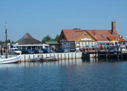 Hafen in Kirchdorf mit gemtlichen Restaurants und Ausblick auf die Kirchsee